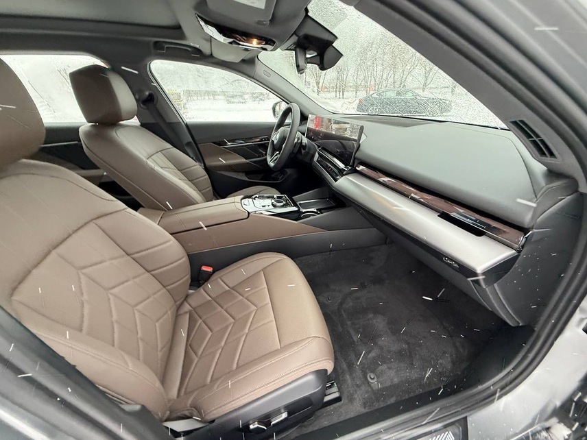 BMW 530 Li, 2025, Серый матовый — фото 5