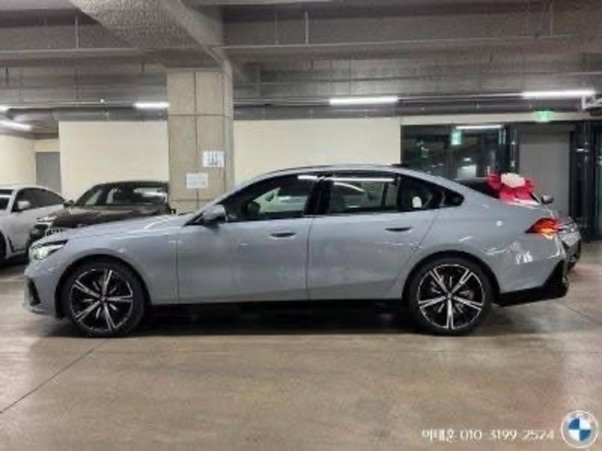 BMW 530i xDrive, 2026, Бруклин — фото 4