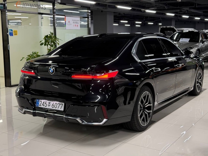 BMW 740i Xdrive, 2025, Чёрный — фото 4