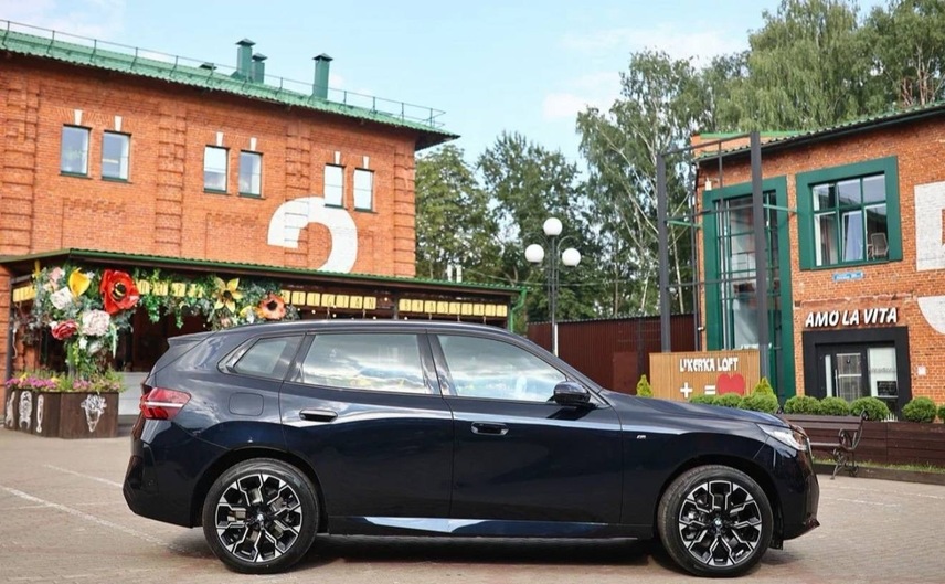 BMW X3 30Li, 2026, Carbon Schwarz — фото 3